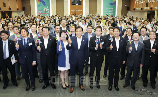 김정태 하나금융지주 회장(첫줄 왼쪽 다섯 번째), 김병호 하나은행장(일곱 번째), 김한조 외환은행 은행장(세 번째) 등이 10일 외환은행 본점에서 열린 영업 독려 행사에 참석해 기념촬영하고 있다.